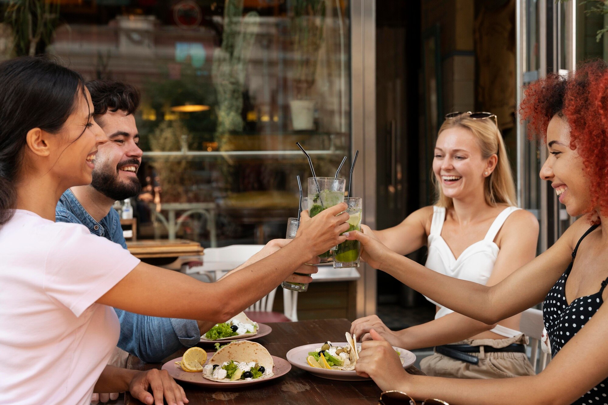 cerrar amigos sonrientes bebidas 23 2149073427