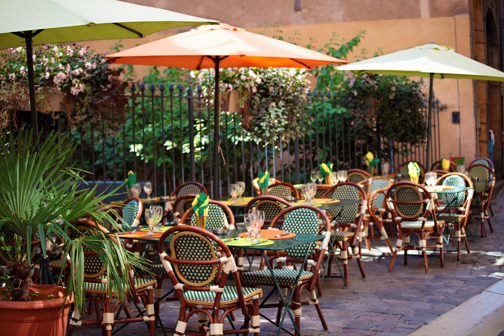 escena tipica restaurante frances mesas sillas 1147 445