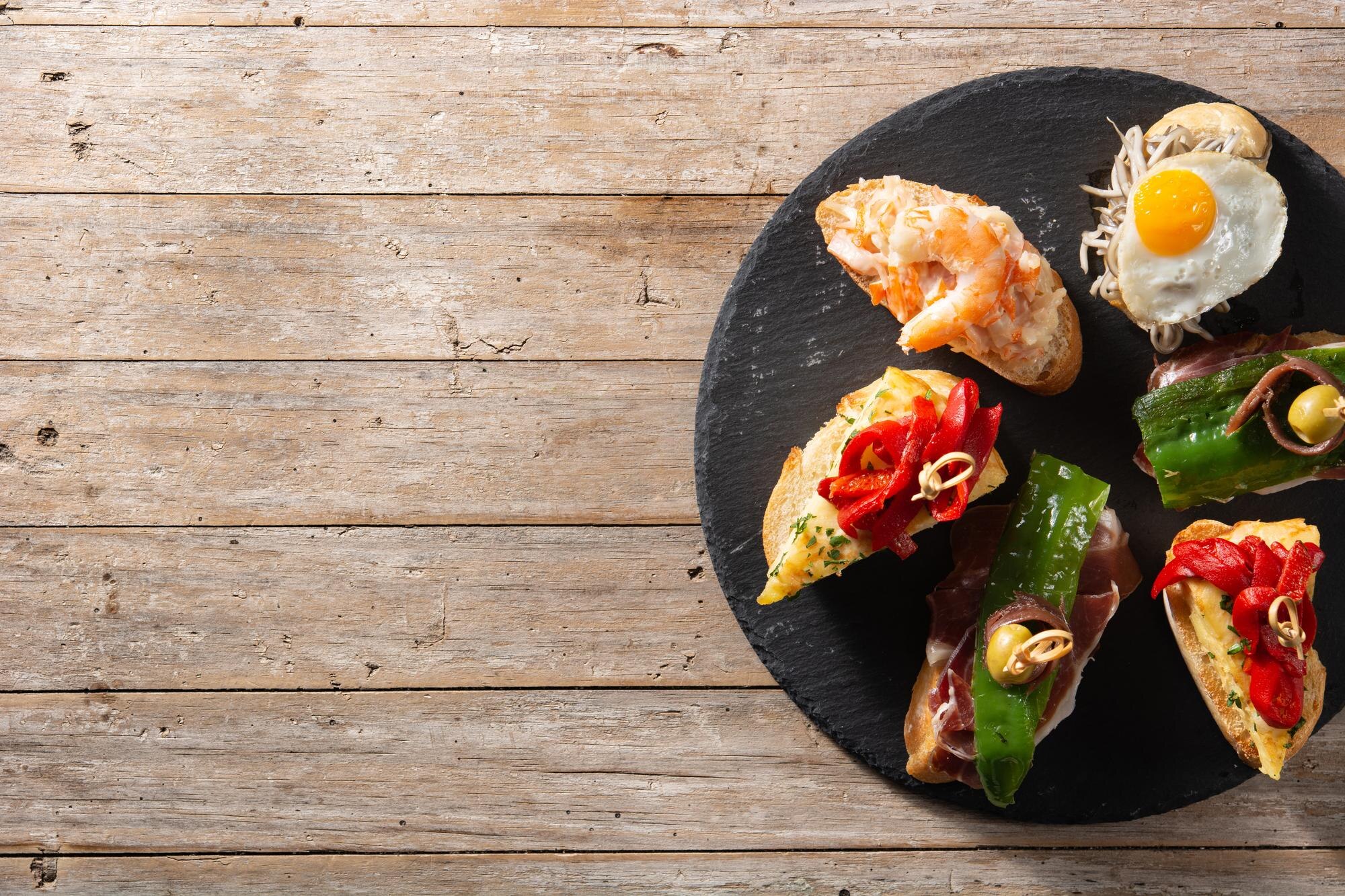 surtido pintxos espanoles mesa madera comida tipica espanola 123827 21695